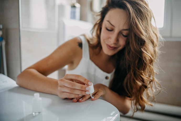 Considere o Esmalte com Glitter Hipoalergênico e Livre de Ativos Agressivos