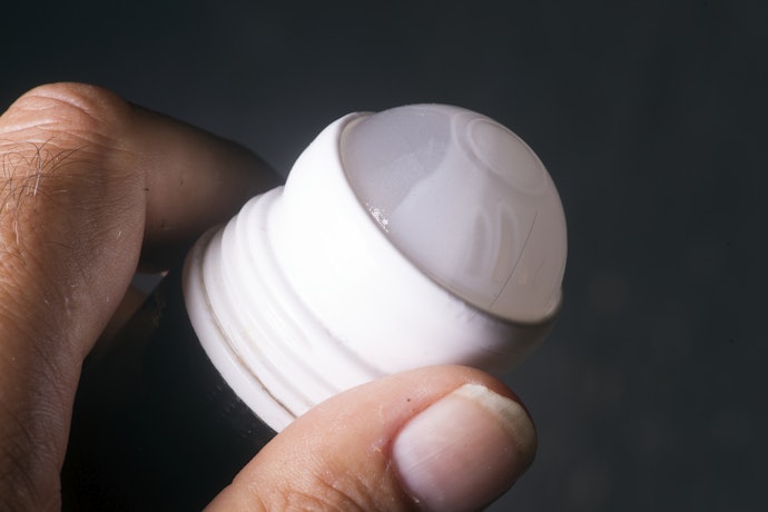 Opte por Um Desodorante Masculino Roll-On Livre de Álcool Etílico