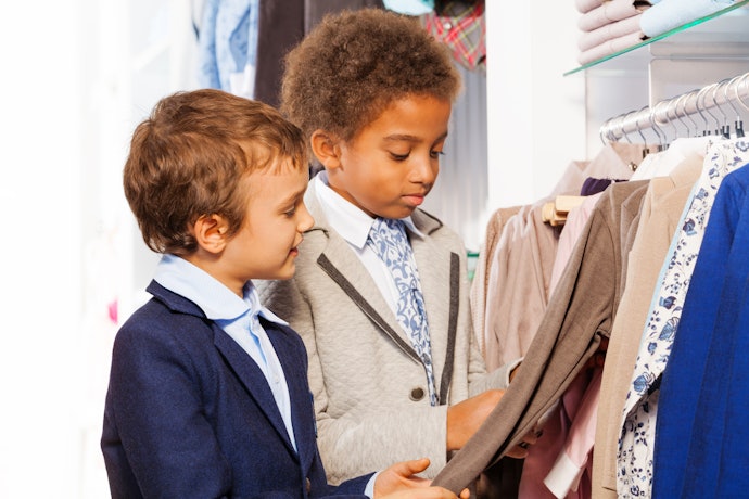 Compare as Dimensões do Cabide Infantil com o Armário e as Peças de Roupa