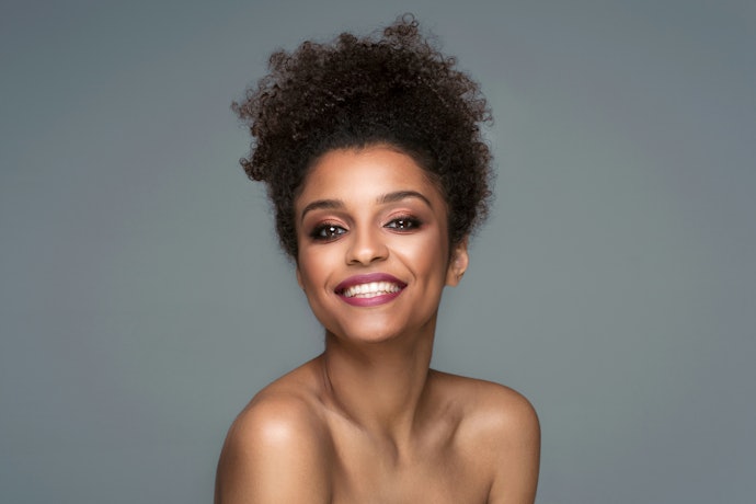 Negras de Pele Clara Ficam Melhor com Iluminador em Bastão Dourado ou Bronze