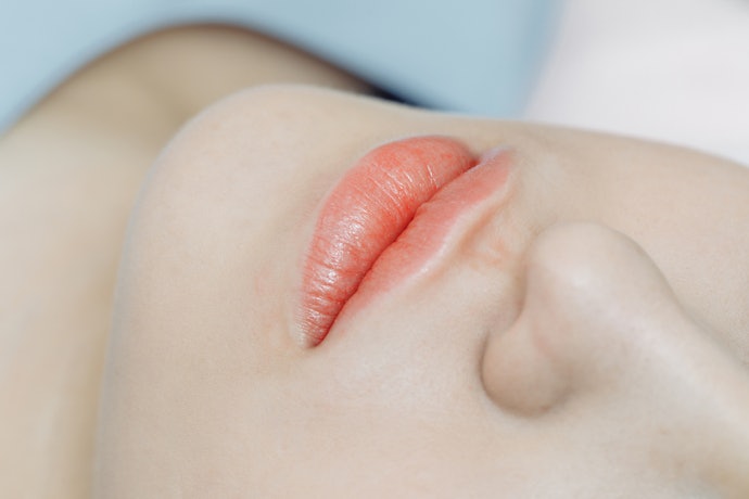 Batom Eudora Microplastia: Efeito de Micropigmentação com Lábios Preenchidos e Definidos