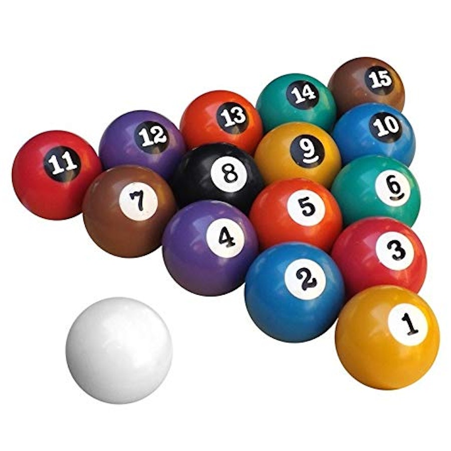 Bola branca e três bolas de bilhar numeradas contra uma mesa de