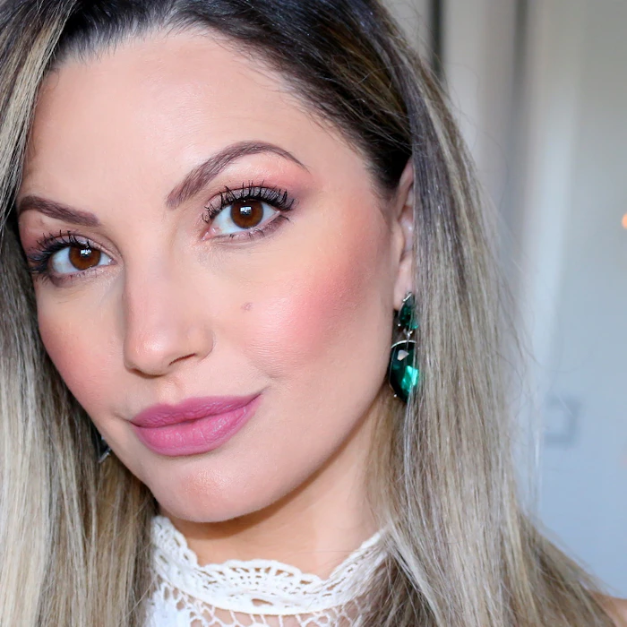 Faça uma Maquiagem Simples para o Dia a Dia com 10 Produtos Favoritos da Blogueira Bia Munstein