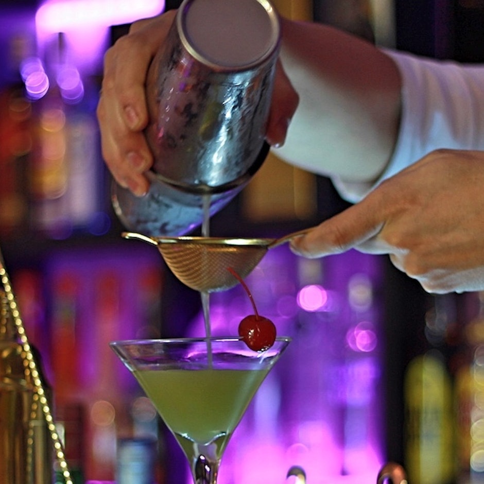 Prepare Drinks Famosos em Casa com 9 Bebidas Indicadas por Barman