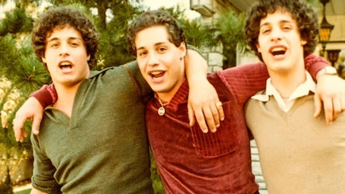 DOCUMENTÁRIO Three Identical Strangers Translation missing: pt-BR.activerecord.decorators.item_part_image/alt