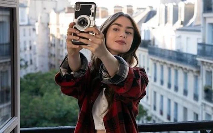 NETFLIX Emily in Paris Translation missing: pt-BR.activerecord.decorators.item_part_image/alt