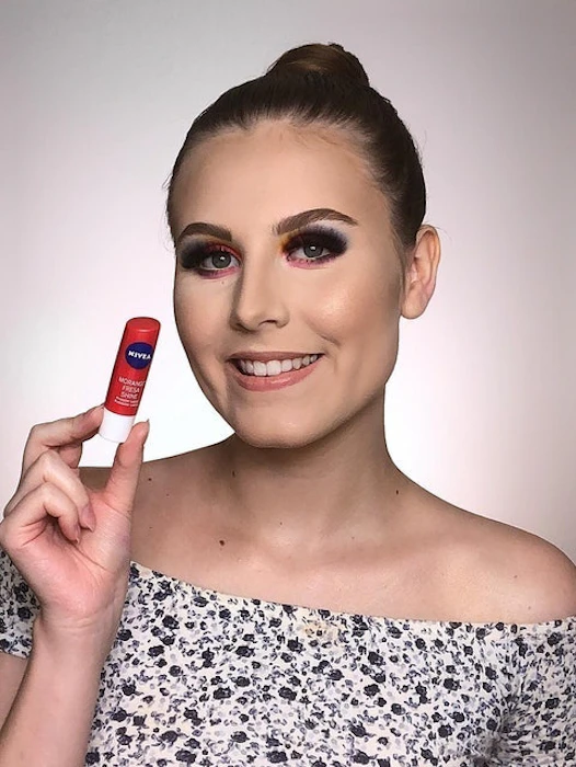 NIVEA Protetor Labial Fruity Shine Morango Translation missing: pt-BR.activerecord.decorators.item_part_image/alt