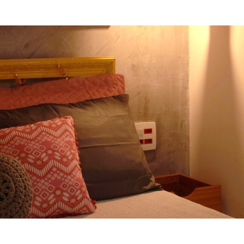 HEDRONS Porta-Travesseiro Plush Inove Liso Matelassado Malbec Translation missing: pt-BR.activerecord.decorators.item_part_image/alt