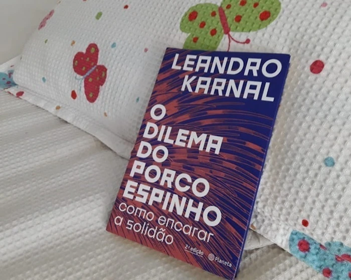 LEANDRO KARNAL O Dilema do Porco-Espinho: Como Encarar a Solidão Translation missing: pt-BR.activerecord.decorators.item_part_image/alt