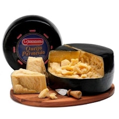 Queijo Parmesão Capa Preta