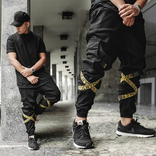 Calça Jogger Cargo Masculina Preta com Fitas Amarelas 4
