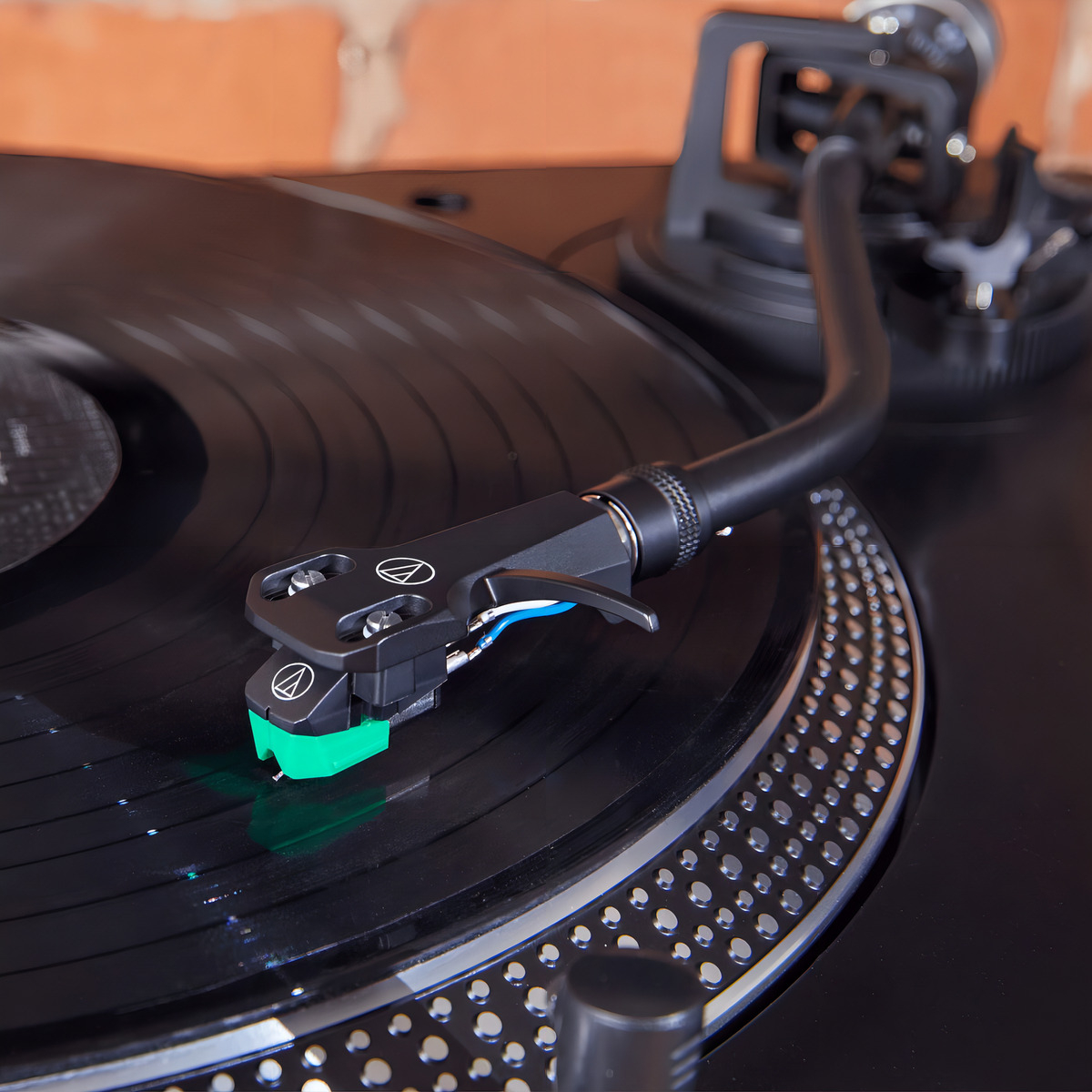 Toca-Discos com Acionamento Direto (Analógico e USB) 2