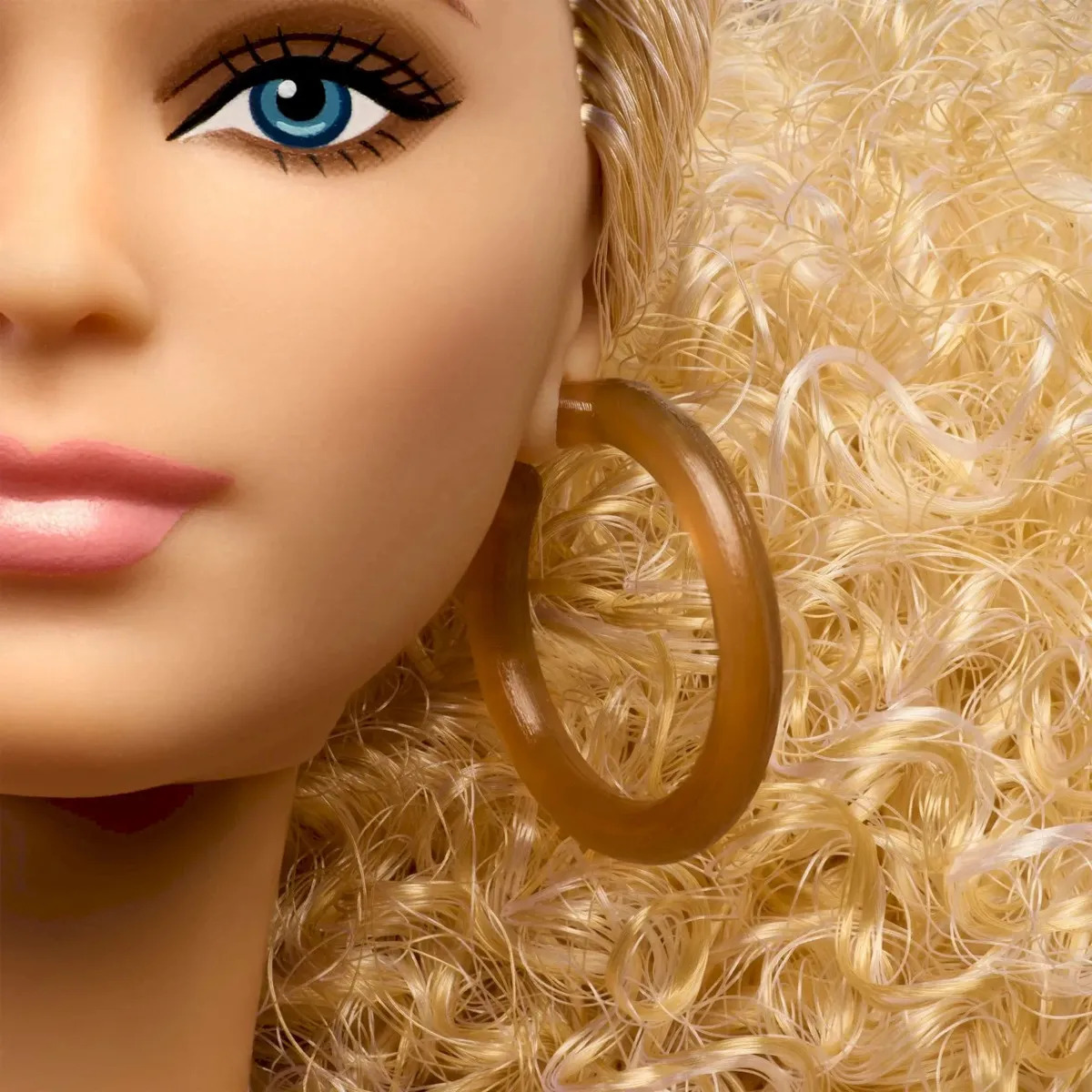 Barbie Signature Basics Saia Dourada 5