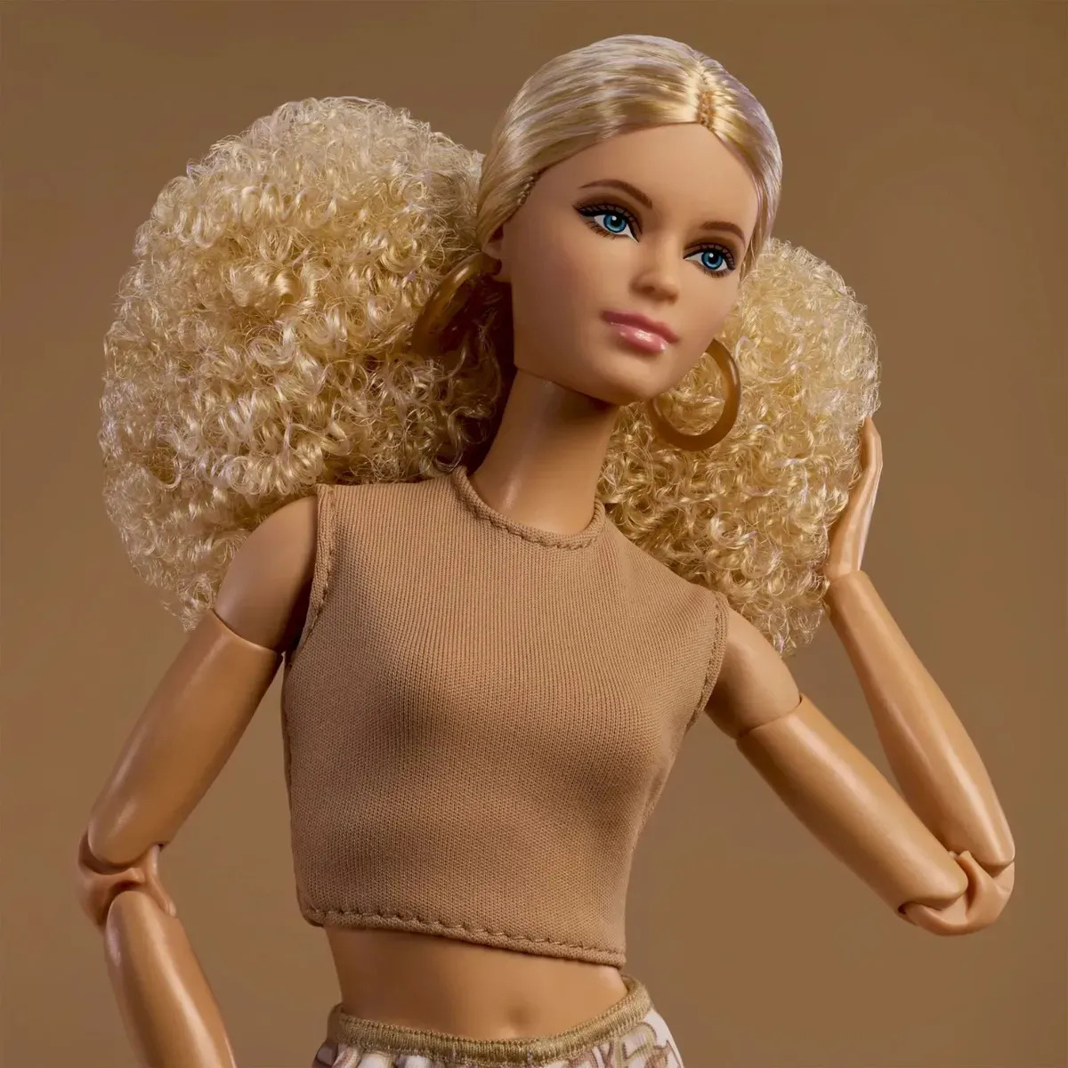 Barbie Signature Basics Saia Dourada 3