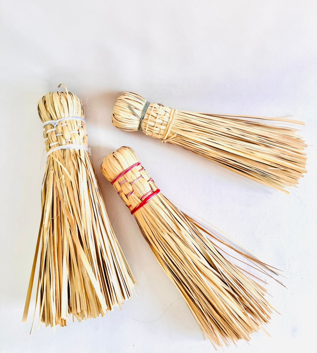Kit com 4 Vassouras de Palha sem Cabo 3