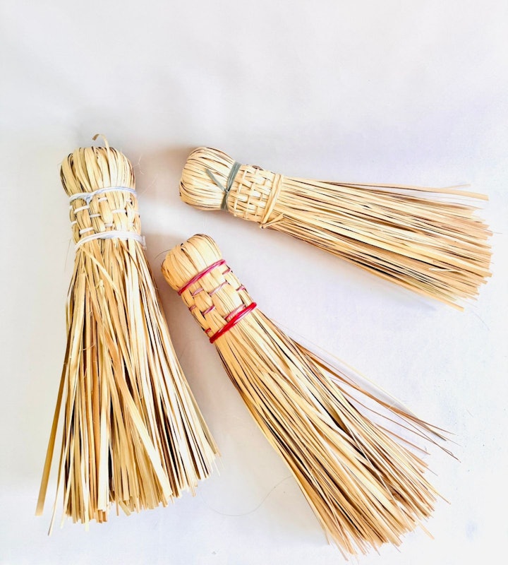 Kit com 4 Vassouras de Palha sem Cabo 3
