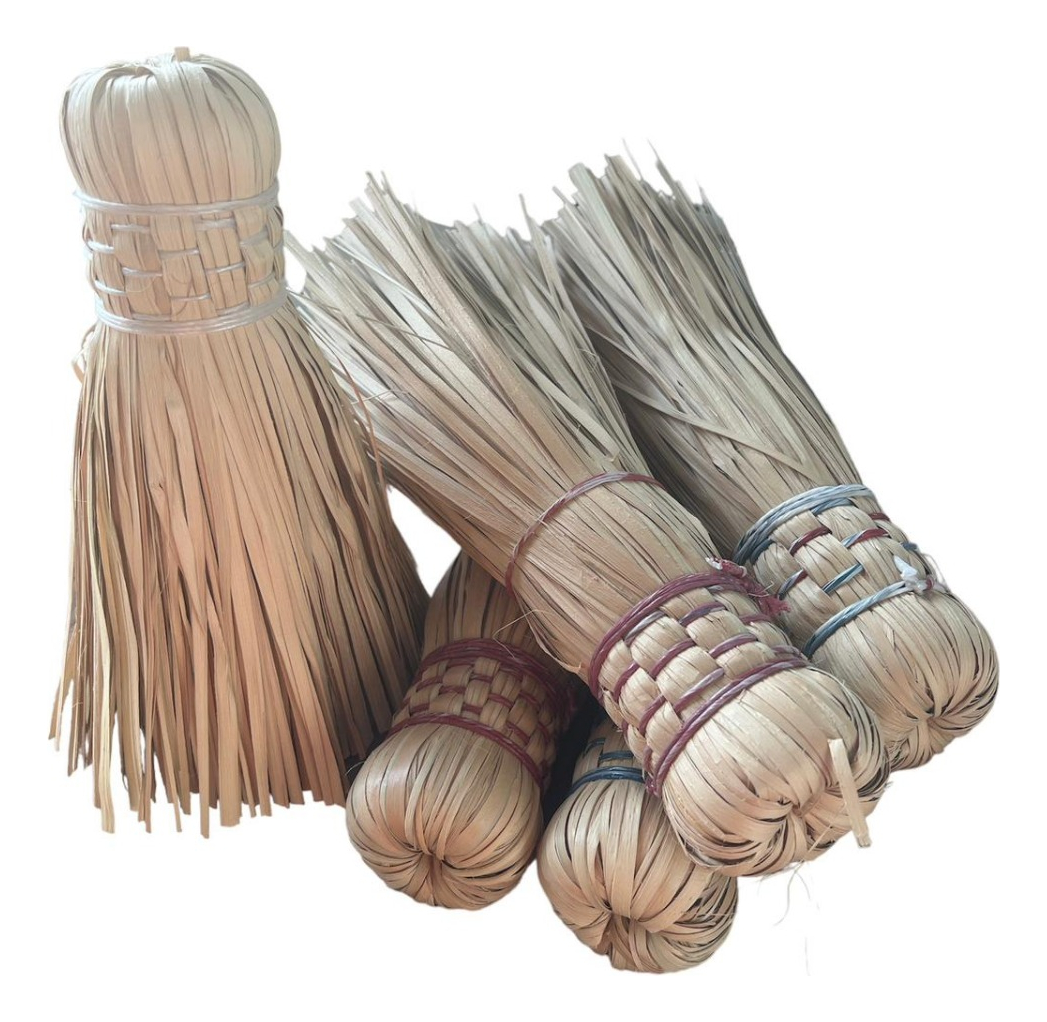 Kit com 4 Vassouras de Palha sem Cabo 2