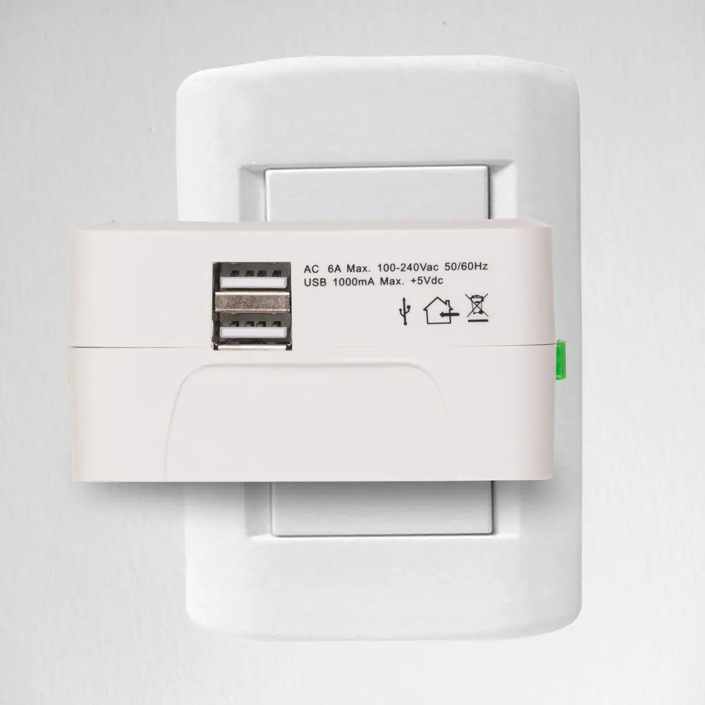 Adaptador de Tomada Universal para Viagem 2