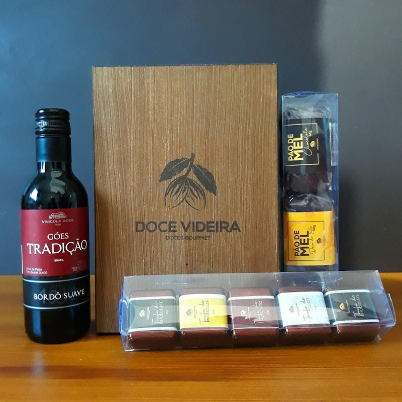 Cesta de Presente Vinho e Chocolates Gourmet 2