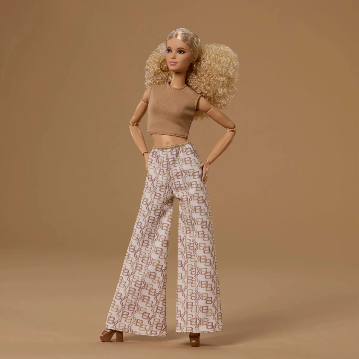 Barbie Signature Basics Saia Dourada 2