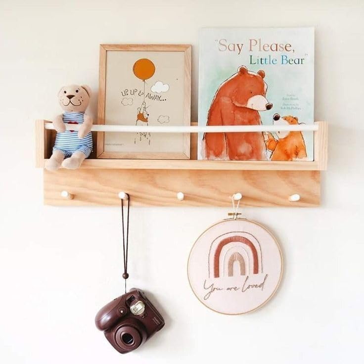 Prateleira Montessori Infantil em Madeira Natural com Ganchos 1