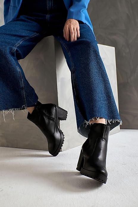 Bota Feminina Salto Grosso Cano Baixo 2