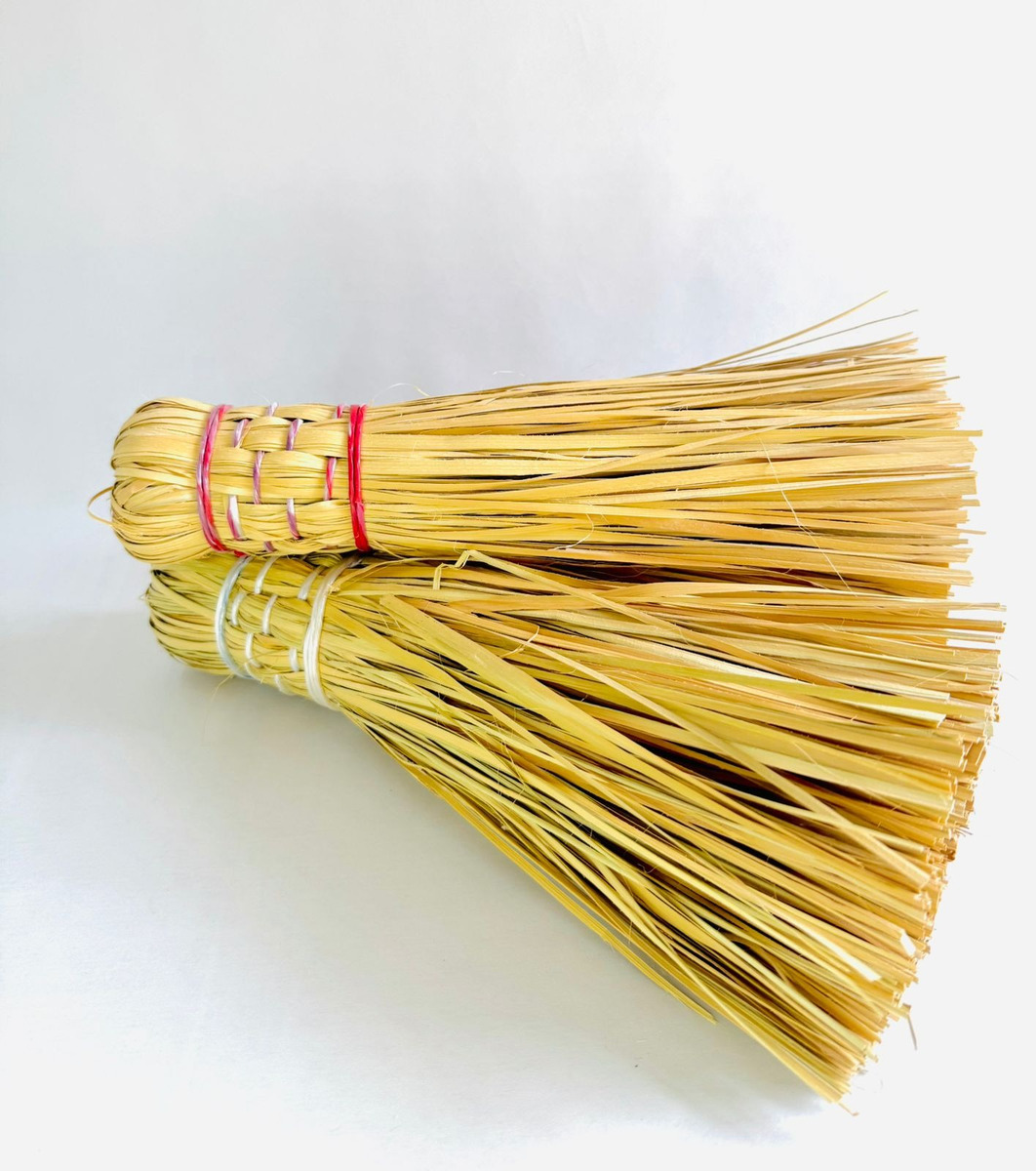 Kit com 4 Vassouras de Palha sem Cabo 5