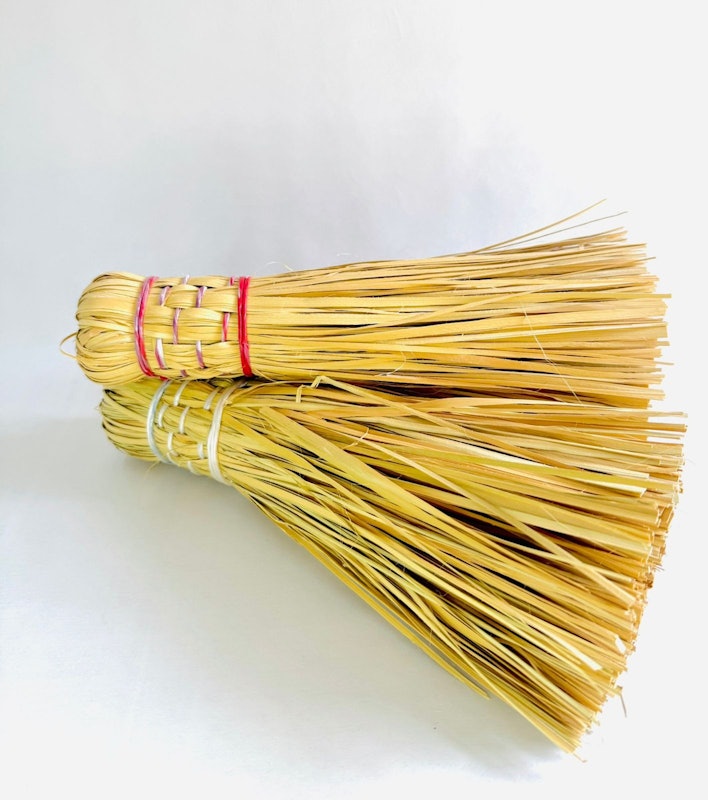 Kit com 4 Vassouras de Palha sem Cabo 5