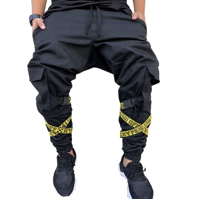 Calça Jogger Cargo Masculina Preta com Fitas Amarelas 1