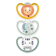 Kit com 3 Chupetas Space 18+ Meses NUK – Dia e Noite