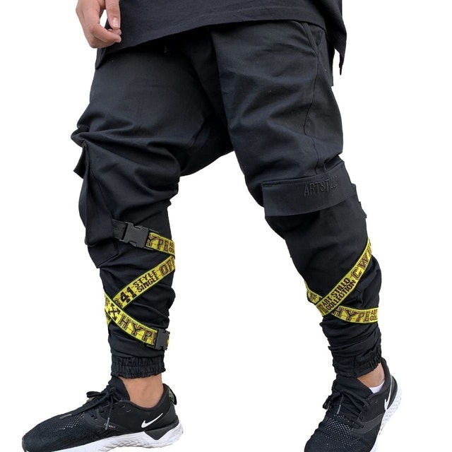 Calça Jogger Cargo Masculina Preta com Fitas Amarelas 2