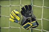 Top 10 Melhores Luvas de Goleiro (Penalty, Poker e mais) 4