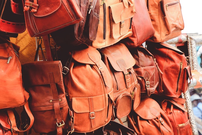 Mochila de Couro Legítimo ou Sintético? Escolha o Material Mais Adequado