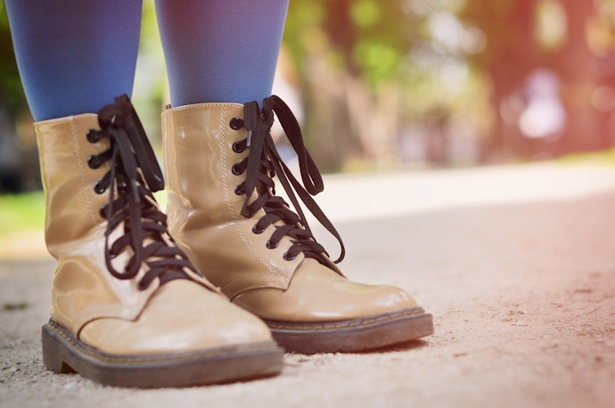 Coturno Feminino de Couro ou Sintético? Escolha o Material