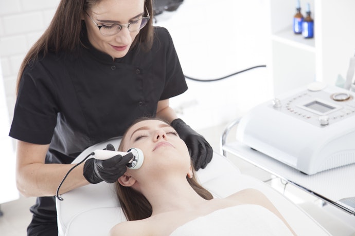 Jalecos com Manga Curta ou sem Manga São Adequados para Profissionais da Estética