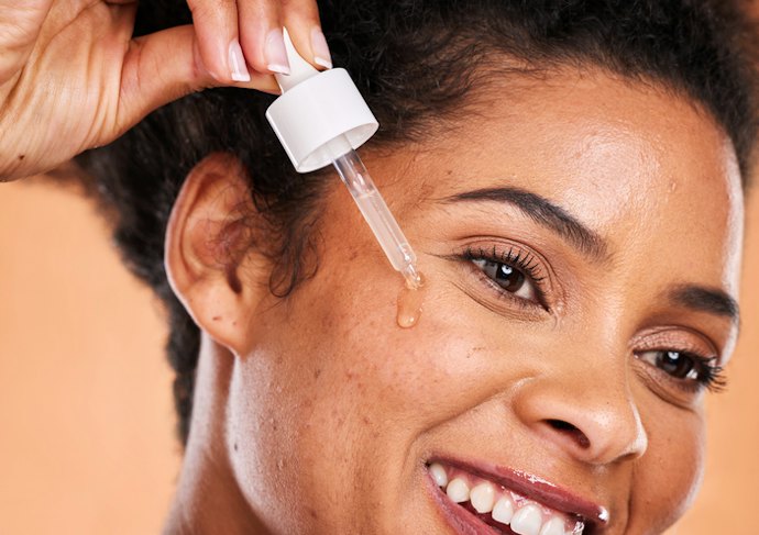 Para Reduzir Manchas de Acne, Prefira Séruns Antiacne com Ácidos e Vitamina C