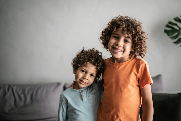 Escolha o Shampoo para Cabelos Cacheados Infantis Conforme a Faixa Etária