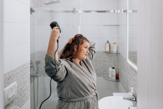 Para Manter os Seus Cabelos Alinhados, Prefira Usar Produtos Antifrizz e Volume
