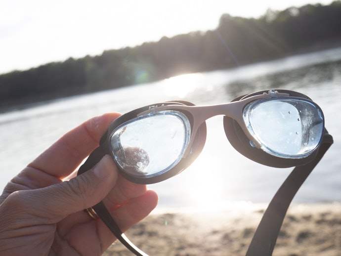Para Cuidado Completo dos Olhos, Escolha Óculos de Natação com Proteção UV