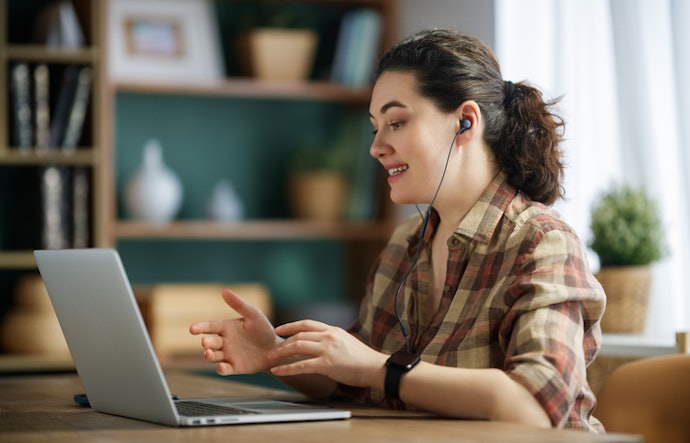 Se Vai Fazer Chamadas, Opte por um Fone de Ouvido Intra-Auricular com Microfone