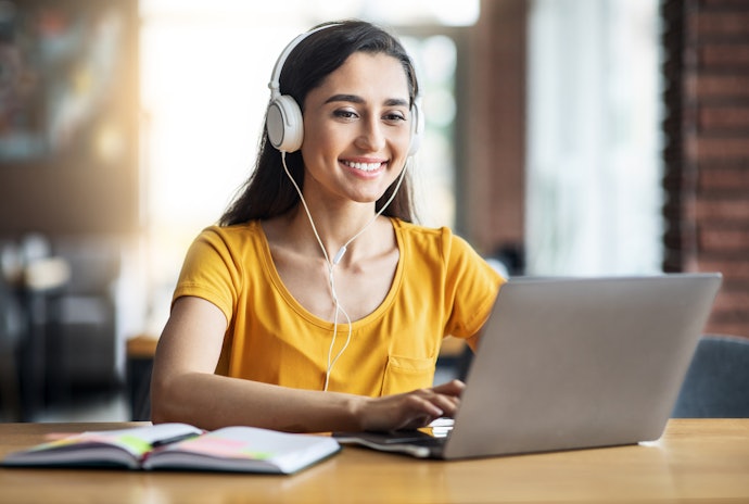 Para Usar por Longas Horas Prefira um Headset Logitech que Pese no Máximo 200 g