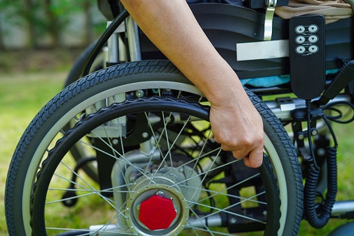 Itens Inclusos na Cadeira de Rodas Motorizada Facilitam o Uso no Dia a Dia