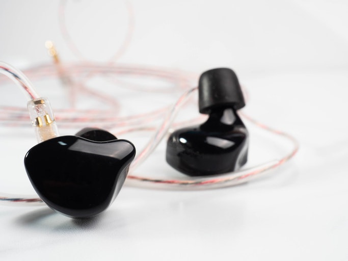 Para um Fone KZ Gamer: Busque Fones com Som Direcional e Baixa Latência