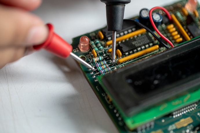 Opte por Multímetros Analógicos com mais Funções para Diversos Tipos de Trabalho
