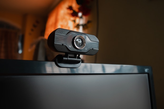 Faz Chamadas em Ambientes Internos? Prefira Webcams com Correção Automática de Iluminação
