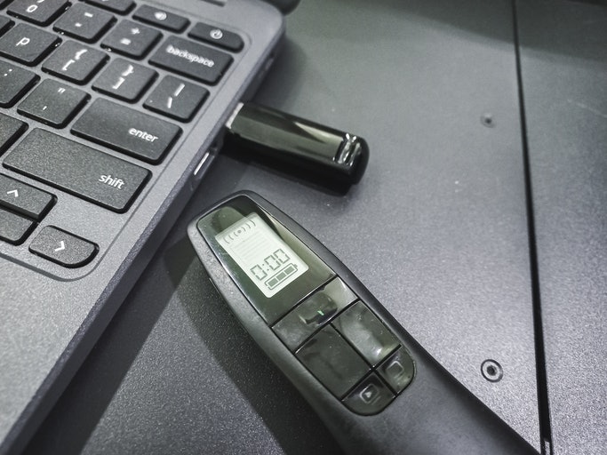 Se Quiser um Dispositivo Fácil de Instalar, Opte por Passadores de Slides USB