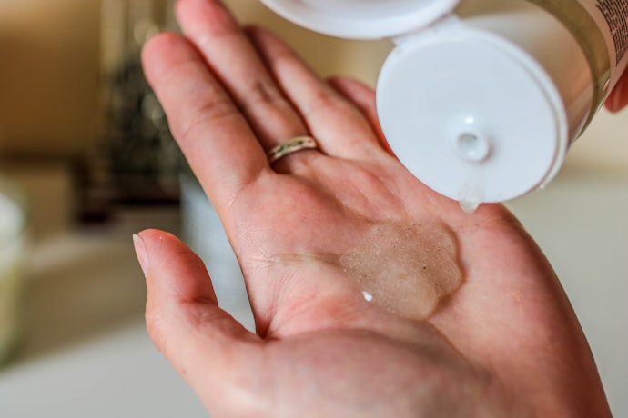 Opte por Micropartículas Vindas de Plantas e Sementes para um Shampoo Mais Natural