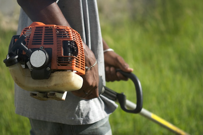 Para um Trabalho Contínuo, Prefira uma Roçadeira com Tanque de Gasolina de 1 L ou Mais