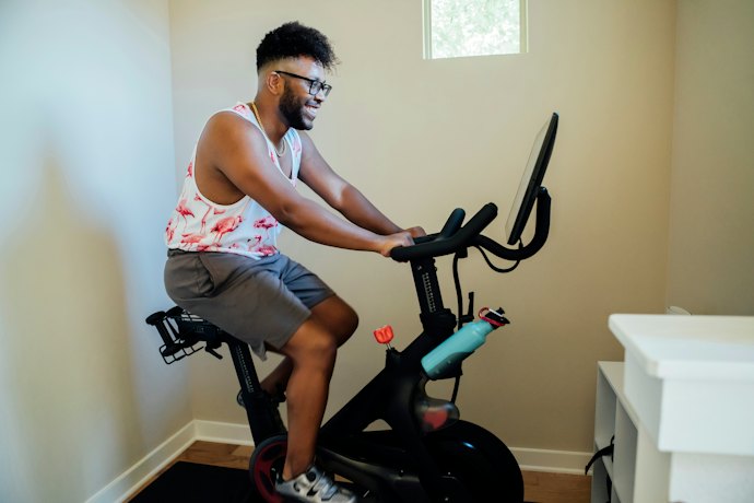Quer Bicicleta Spinning para Casa com Pouco Espaço? Escolha Modelo de 1 m × 0,55 m e Rodinhas