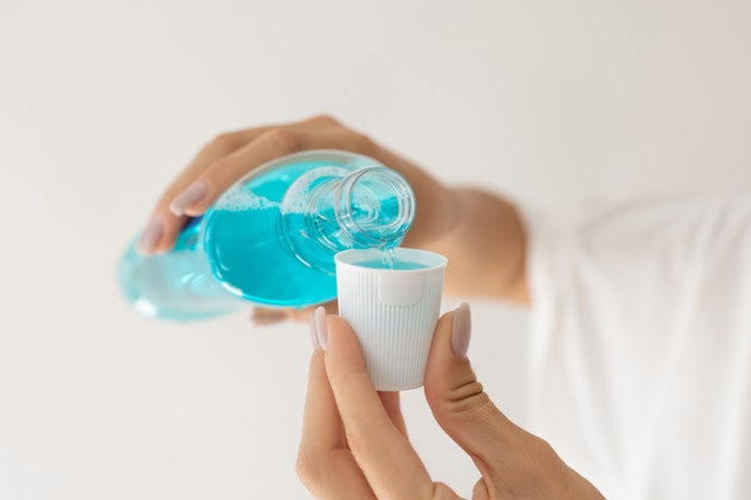 Se Quiser Um Enxaguante Bucal Recomendado por Dentistas, Escolha Fórmulas sem Álcool